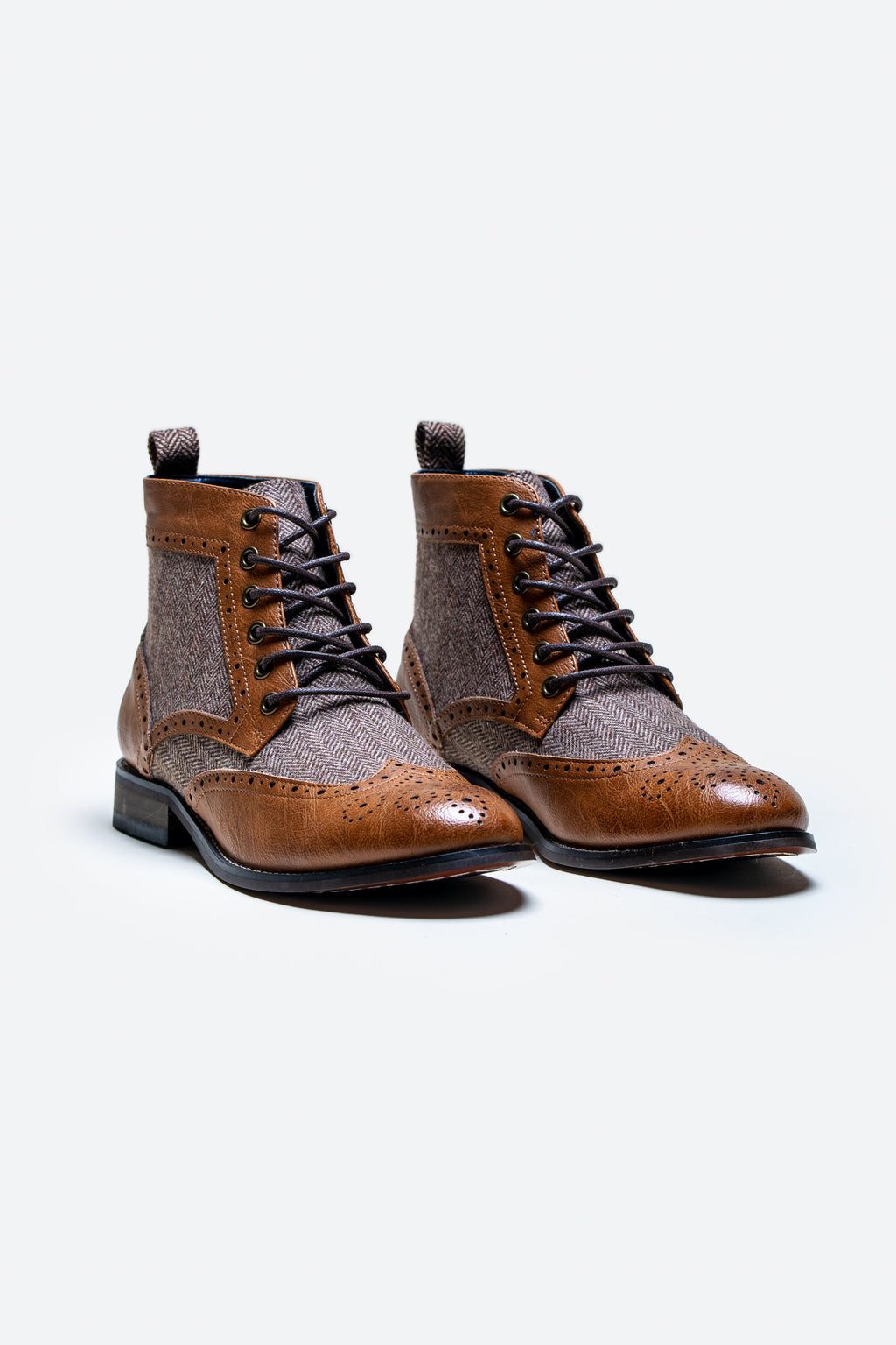 Men's tan ankle boots with lace-up brogue design, JONES.