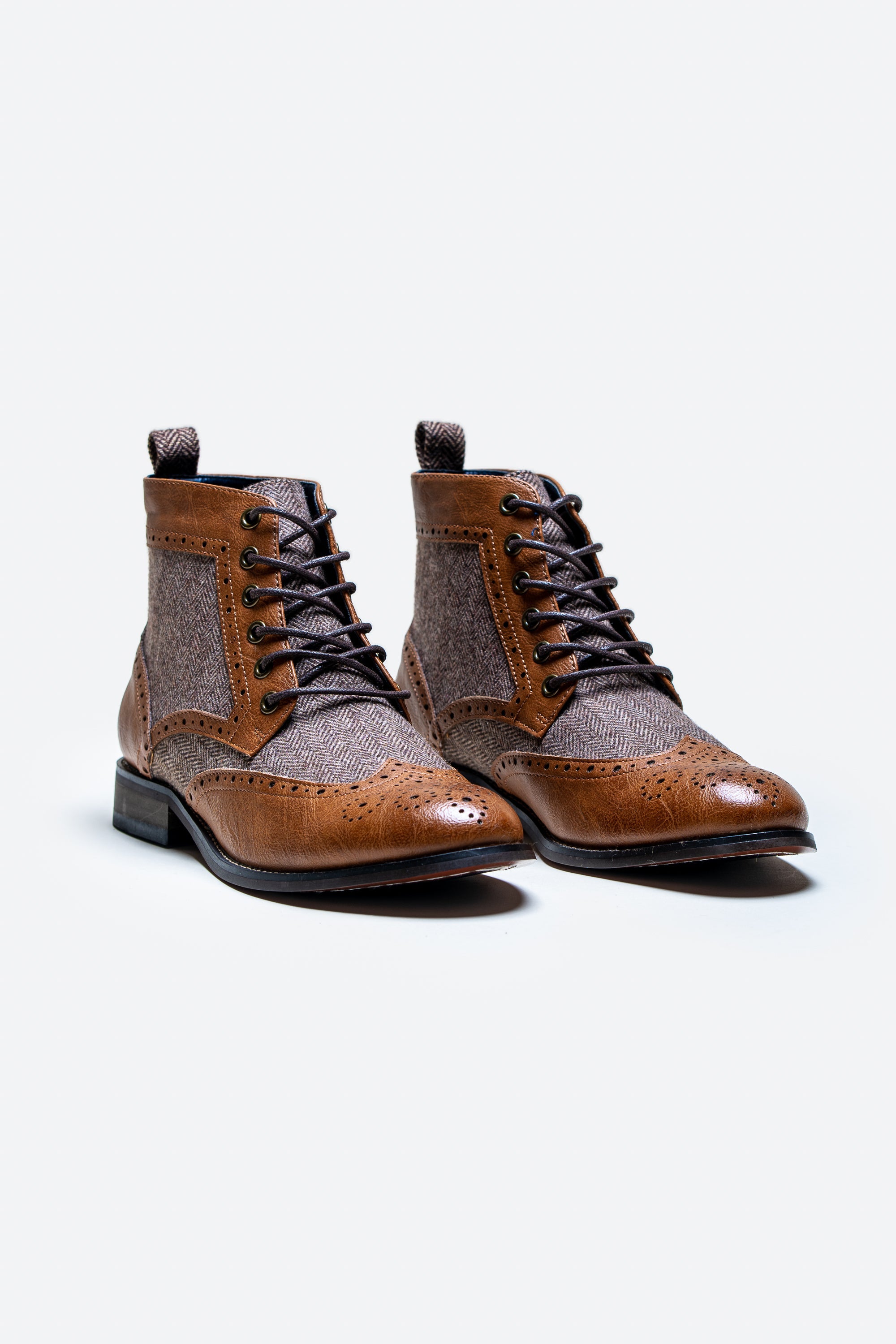 Men's tan ankle boots with lace-up brogue design, JONES.