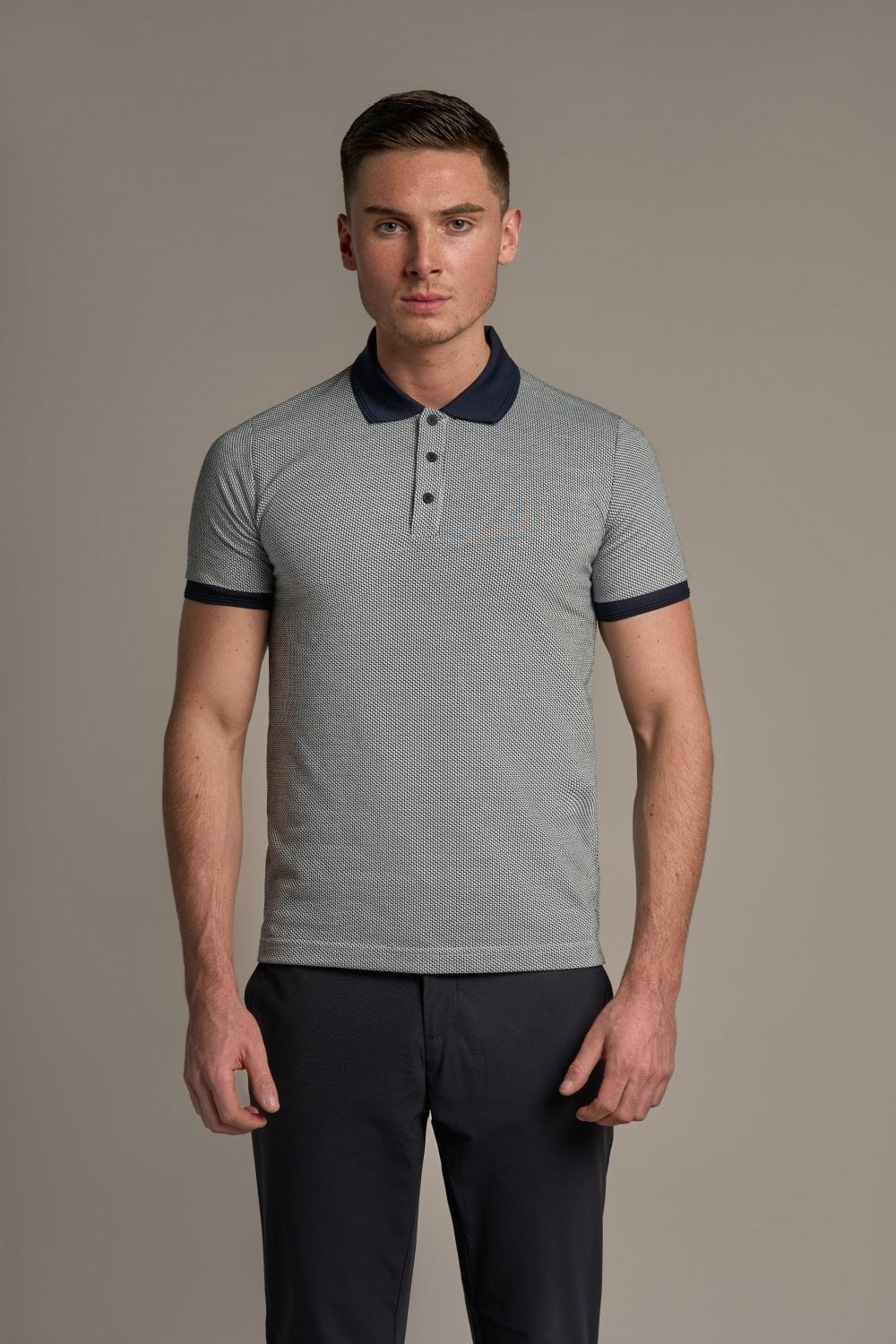 Men’s knit polo shirt with contrast collar and cuffs